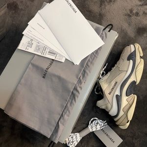Neutral Balenciaga Triple S

US 9; EU39

Beige/Black

OPEN TO OFFERS!!